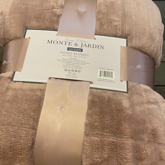 monte & jardin Bedding New Monte Jardin Queen Velvet Blanket Poshmark